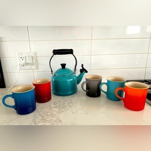 Beautiful Aqua Le Creuset Kettke and 5 mugs.